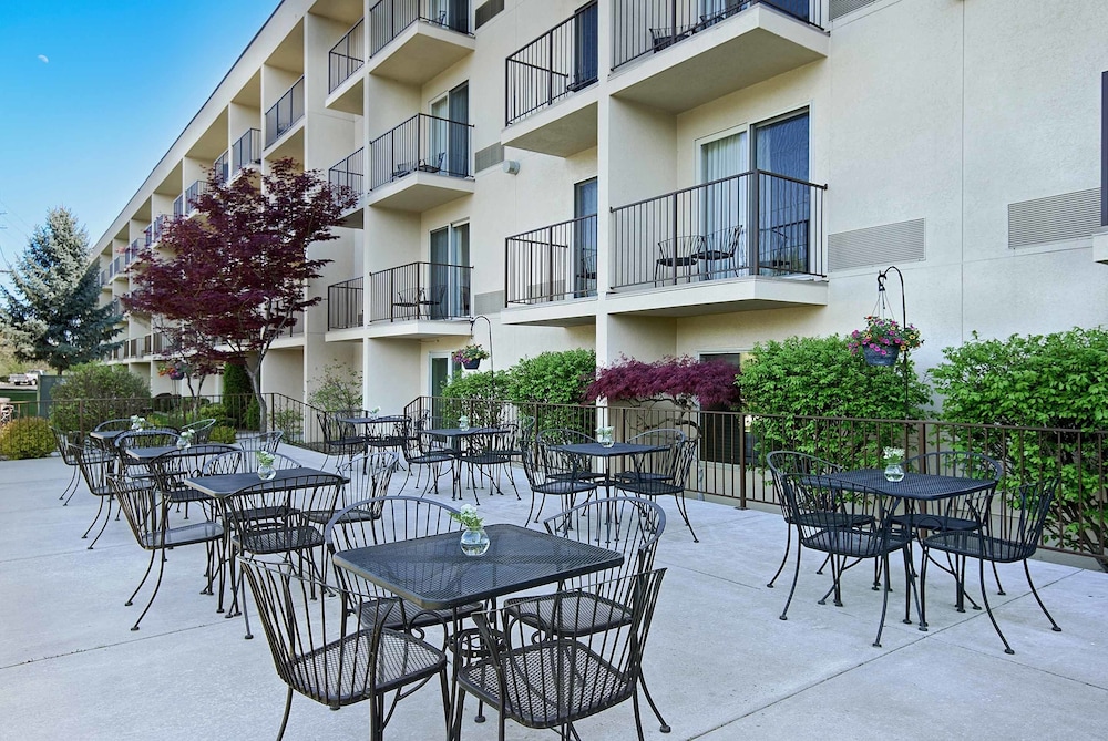 Oxford Suites Yakima 34/45
