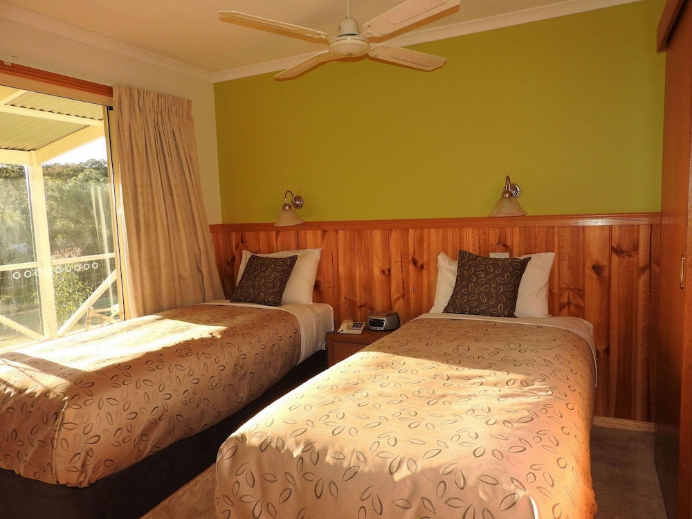 Golden Heritage Motor Inn 12/65