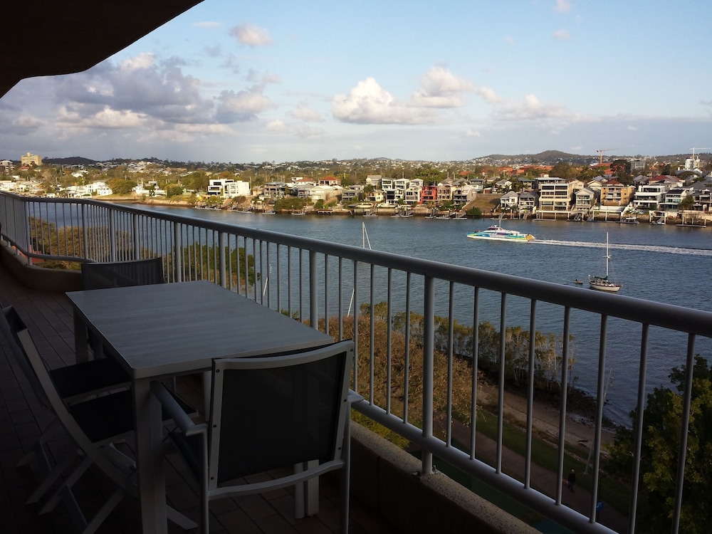 Kirribilli Riverfront Apartments 5/72
