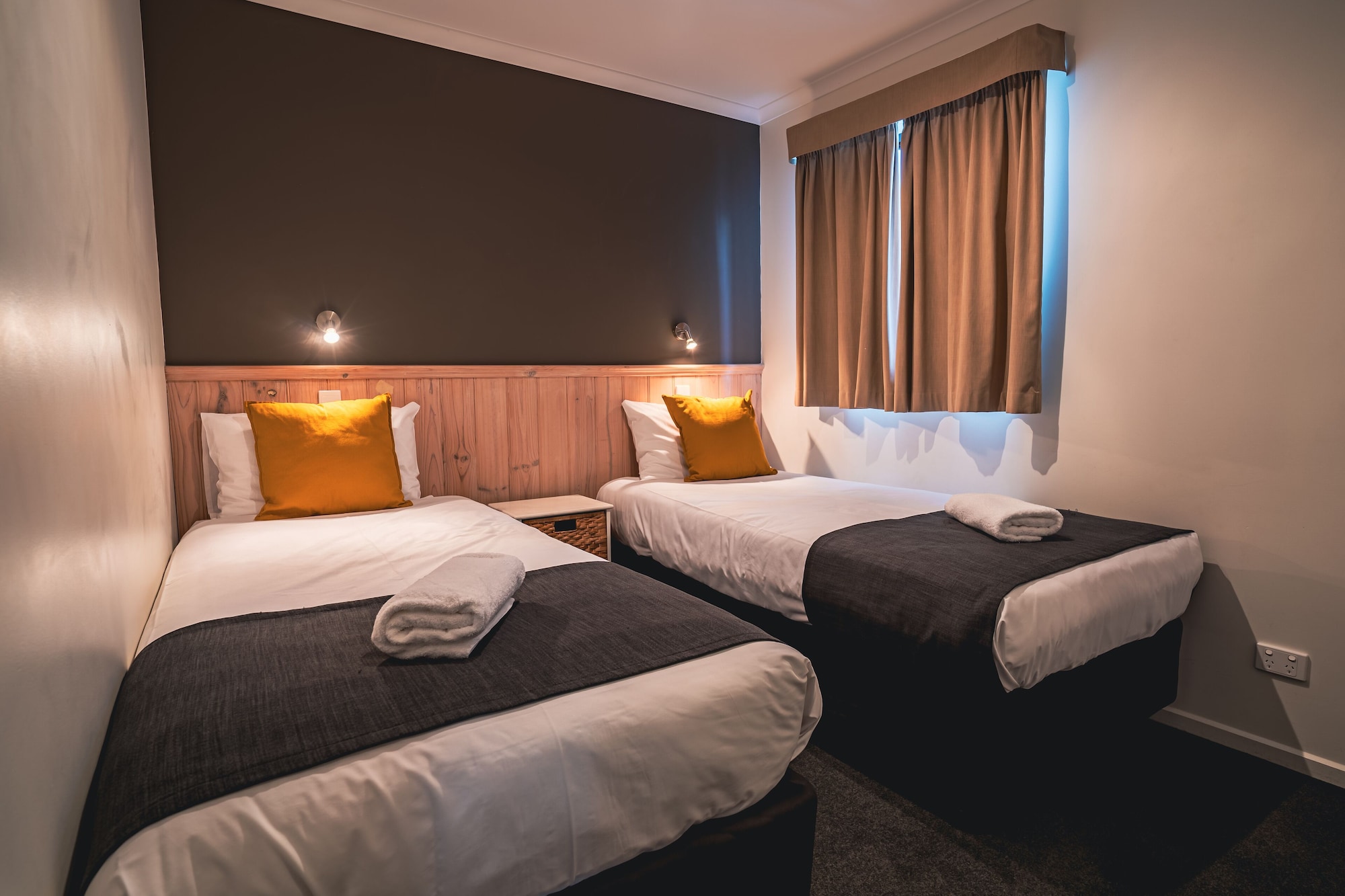 شقة بريميير بسرير كوين وسريرين منفصلين بغرفتي نوم مع أريكة، Big4 St Helens Holiday Park 2/3
