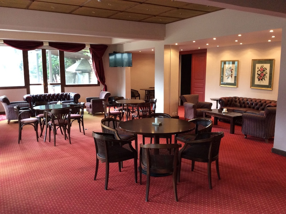 Country Club Hotel & Suites 52/75