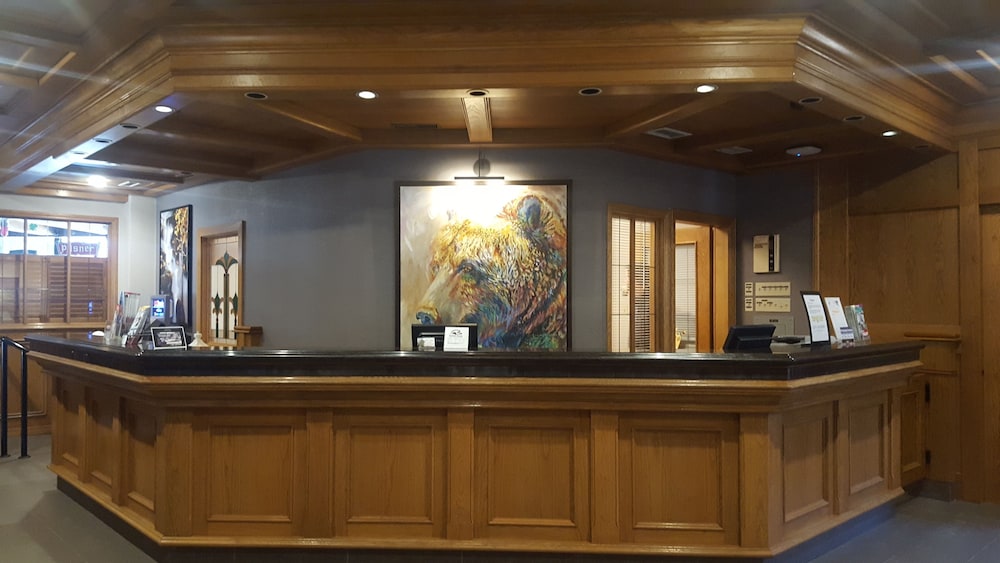 WHISTLERS INN 6/38