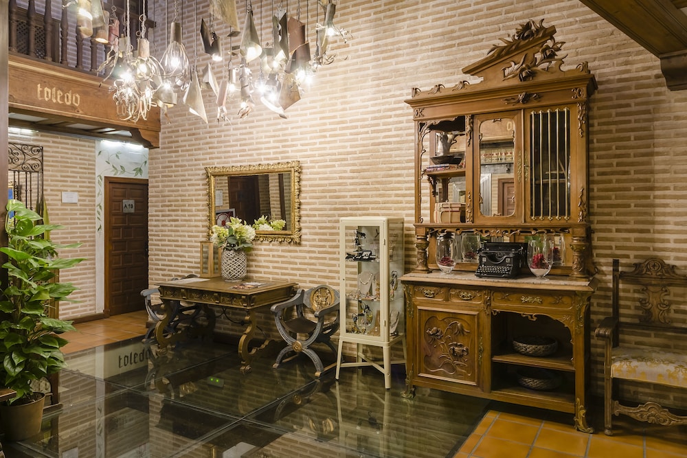 EL HOSTAL PUERTA BISAGRA. 54/60