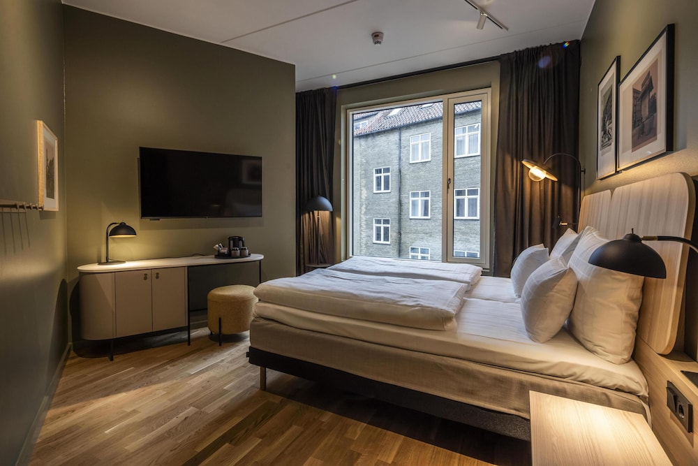 Plus, King Bed