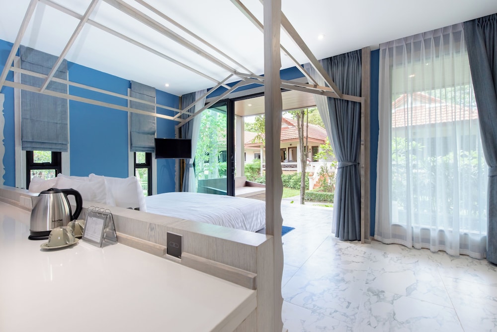 Pool, Stone, Suite, King Bed