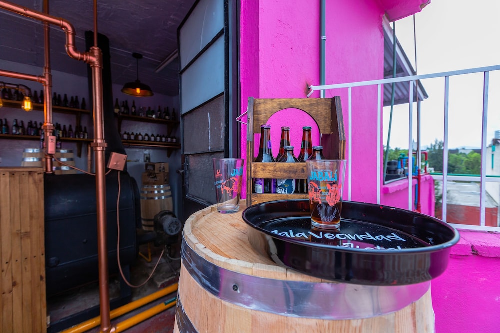Mala Vecindad Beer Hotel 55/56