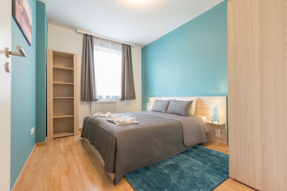 Corvin Plaza Apartments And Suites 18/54