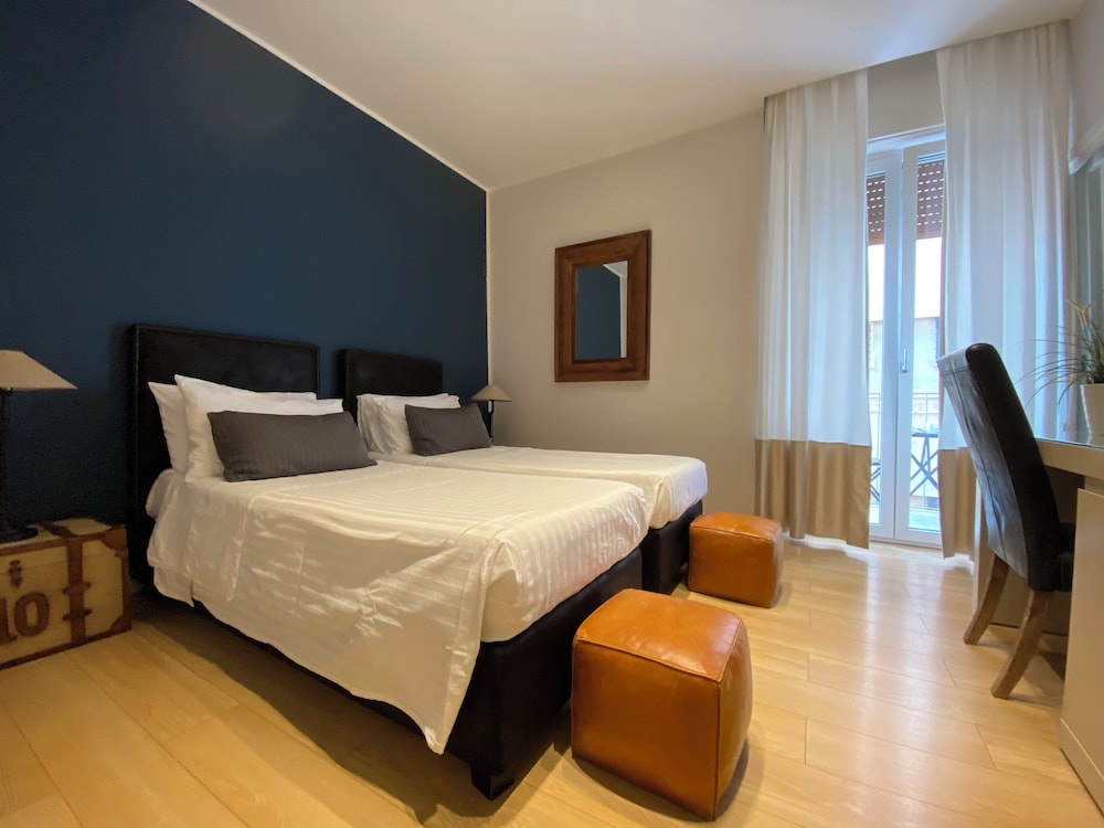 Suite 136 Luxury Rooms 3/50
