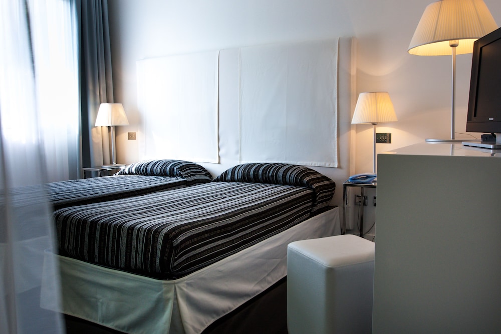 ROOM, SINGLE, DOUBLE BED