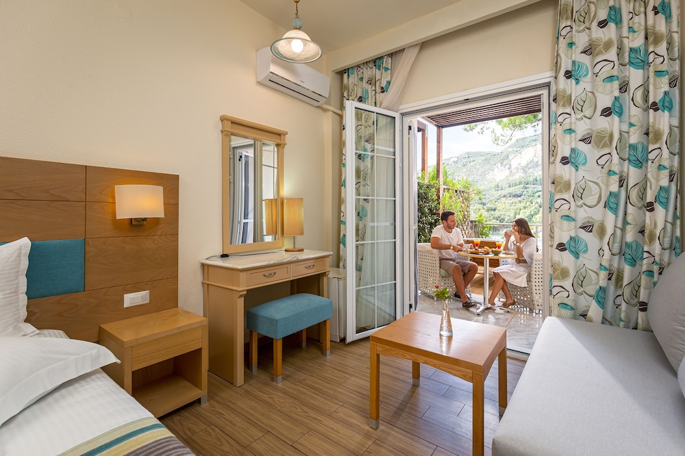 Room, Double or Twin Bed, Private Deck