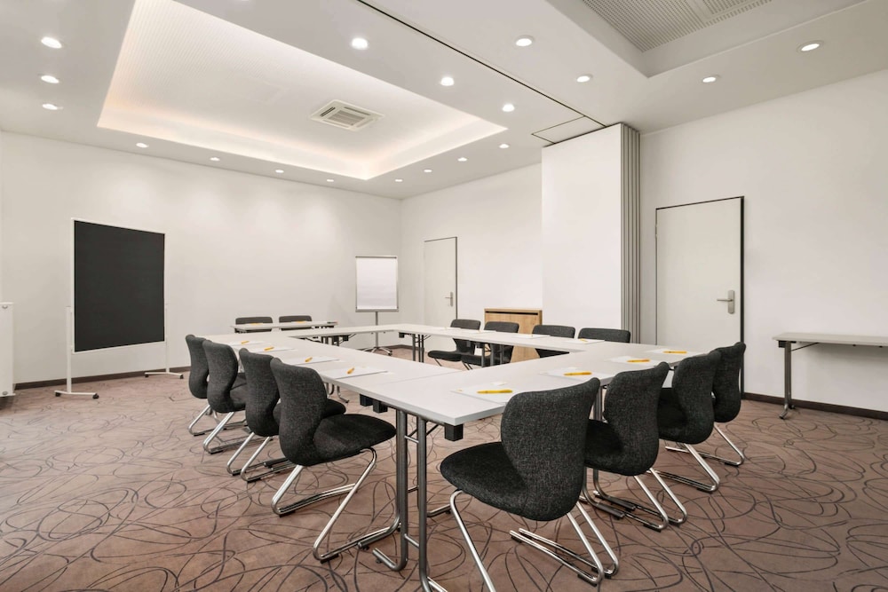 Super 8 by Wyndham Munich City North 26/30