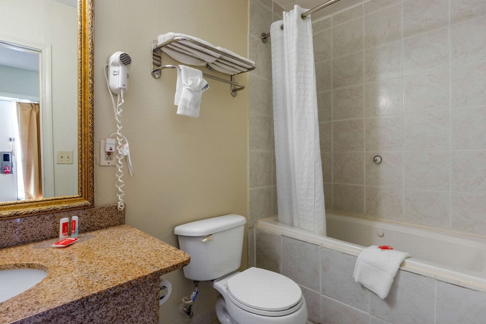 Econo Lodge Columbia Fort Jackson 14/28