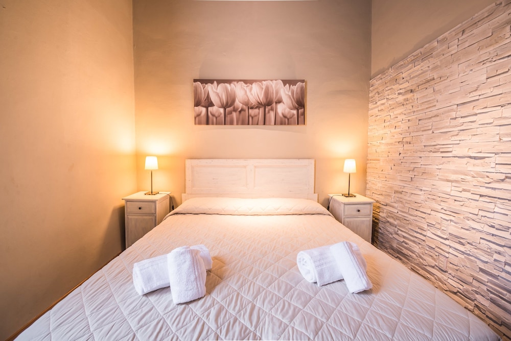 A Few Steps to The Duomo Enchanting 2BD Apt 10/19
