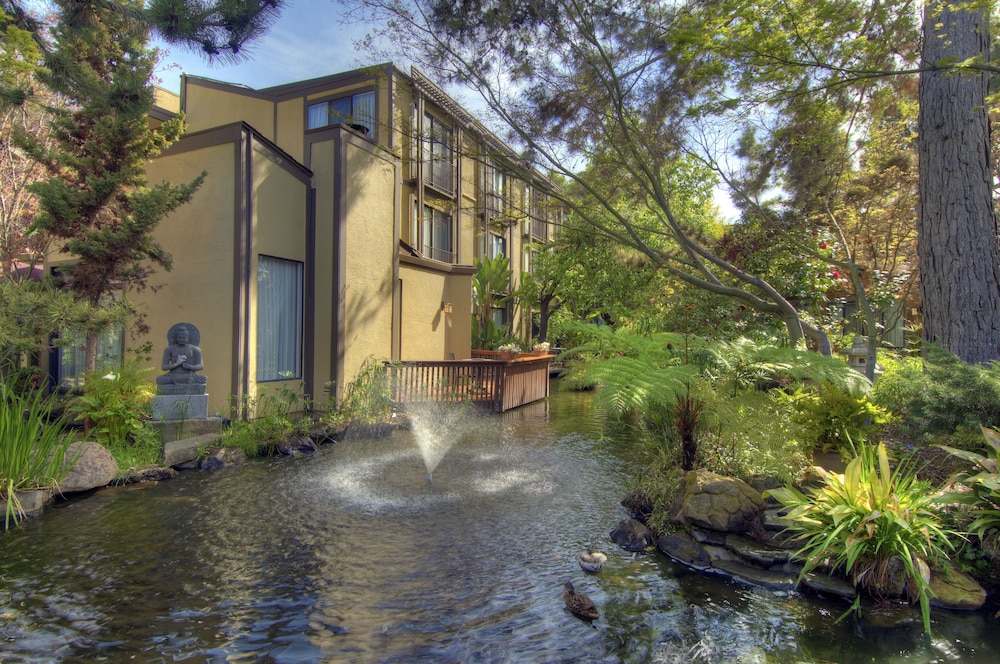 Dinah's Garden Hotel 26/60