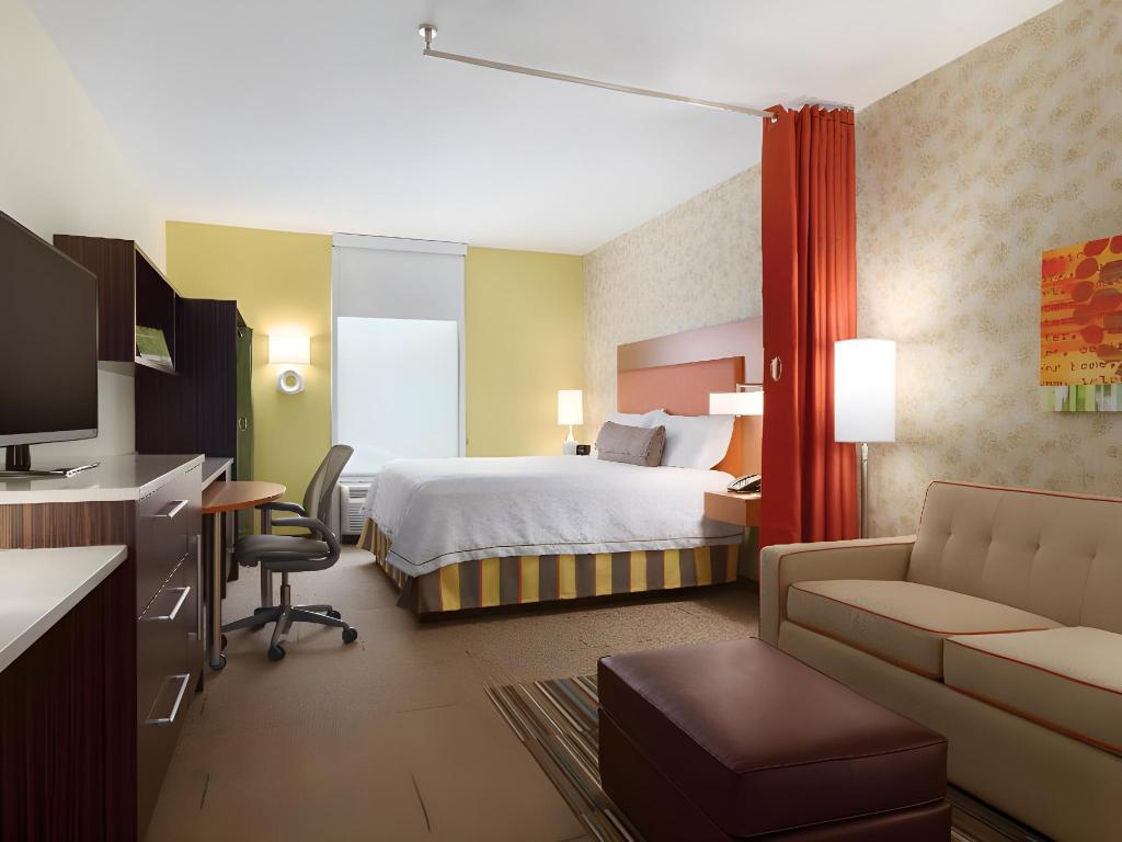 Suite, Queen Bed, Sofa, Accessible