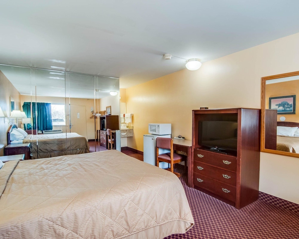 Econo Lodge Near Bluefield College 14/25