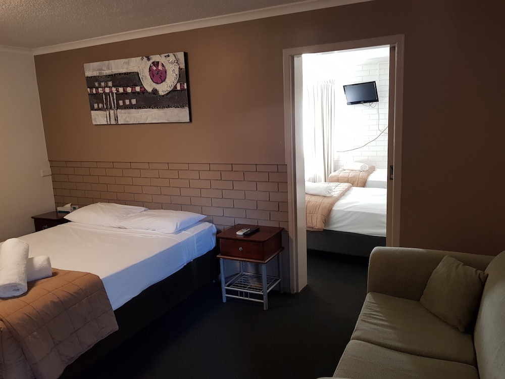Centrepoint Motor Inn 6/19