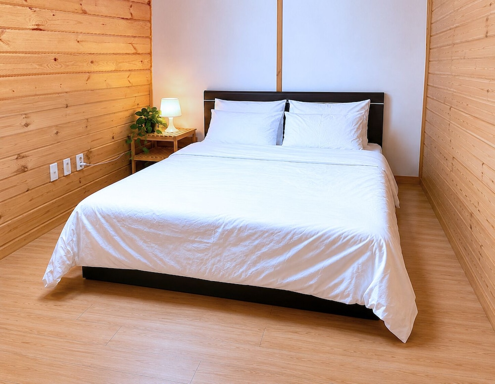 2 Bedrooms, Family, Chalet, 2 Queen Beds, Garden Area