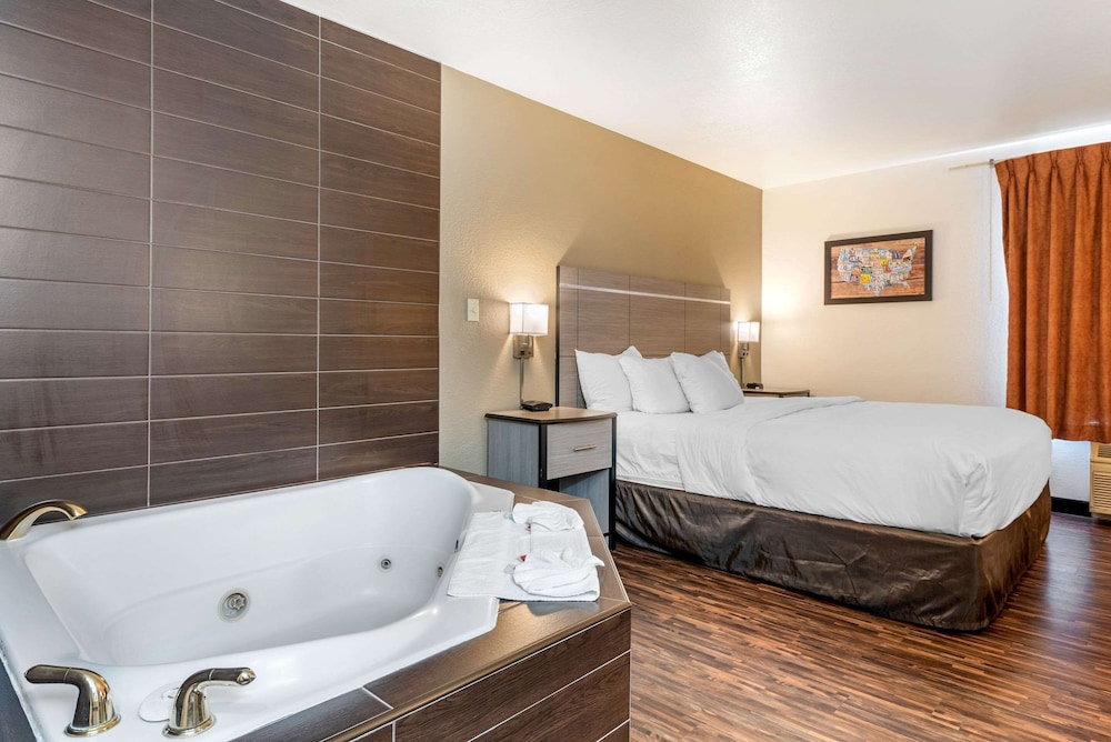 Econo Lodge Pueblo North 21/40