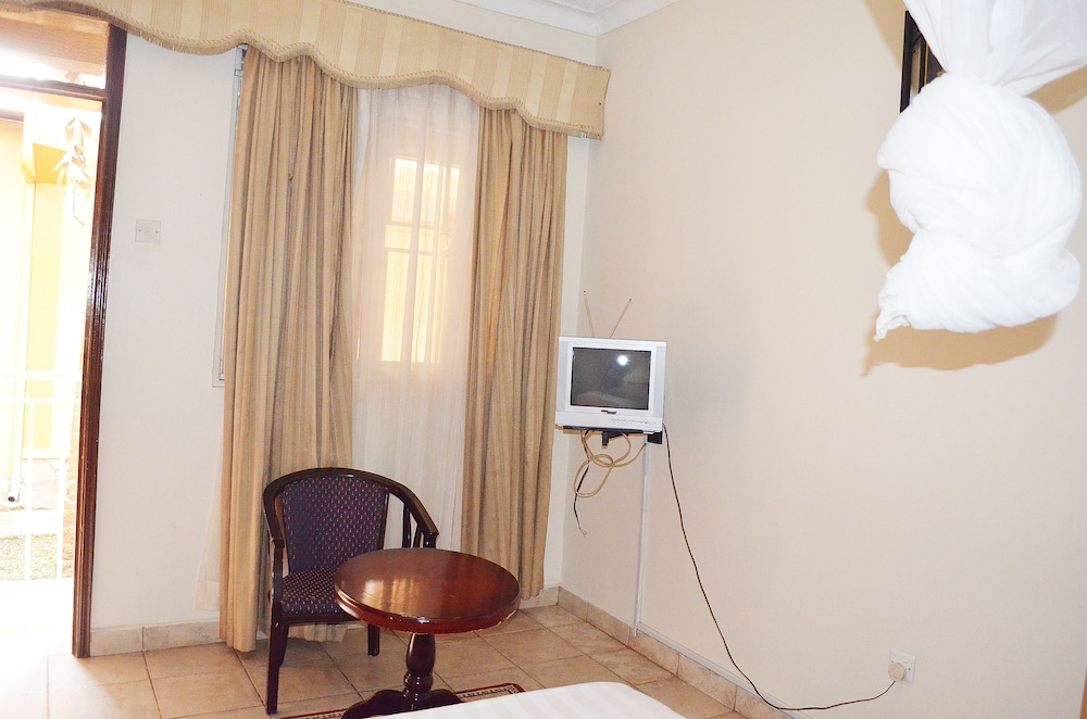 Victoria Travel Hotel 17/50