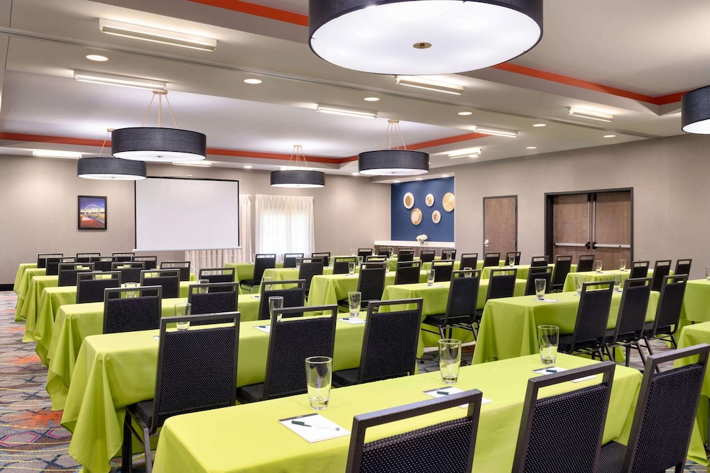 La Quinta Inn and Suites by Wyndham Braselton 44/60