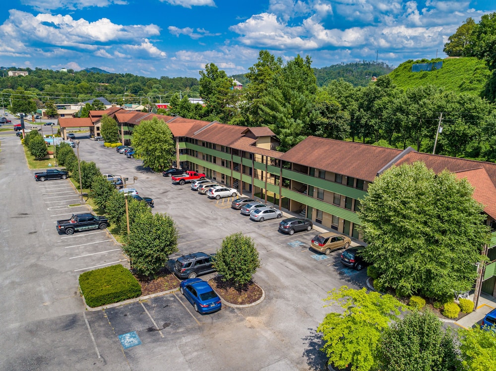 Days Inn by Wyndham Pigeon Forge Parkway 38/48