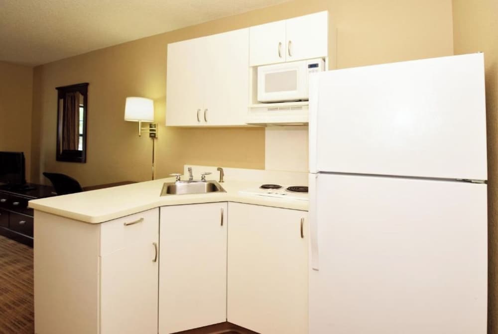 Studio 6 Corporate Extended Stay Chicago Lisle IL 49/51
