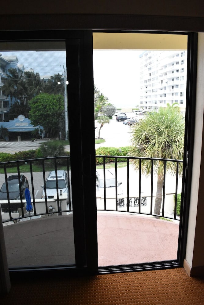 Avalon Resort 48/76