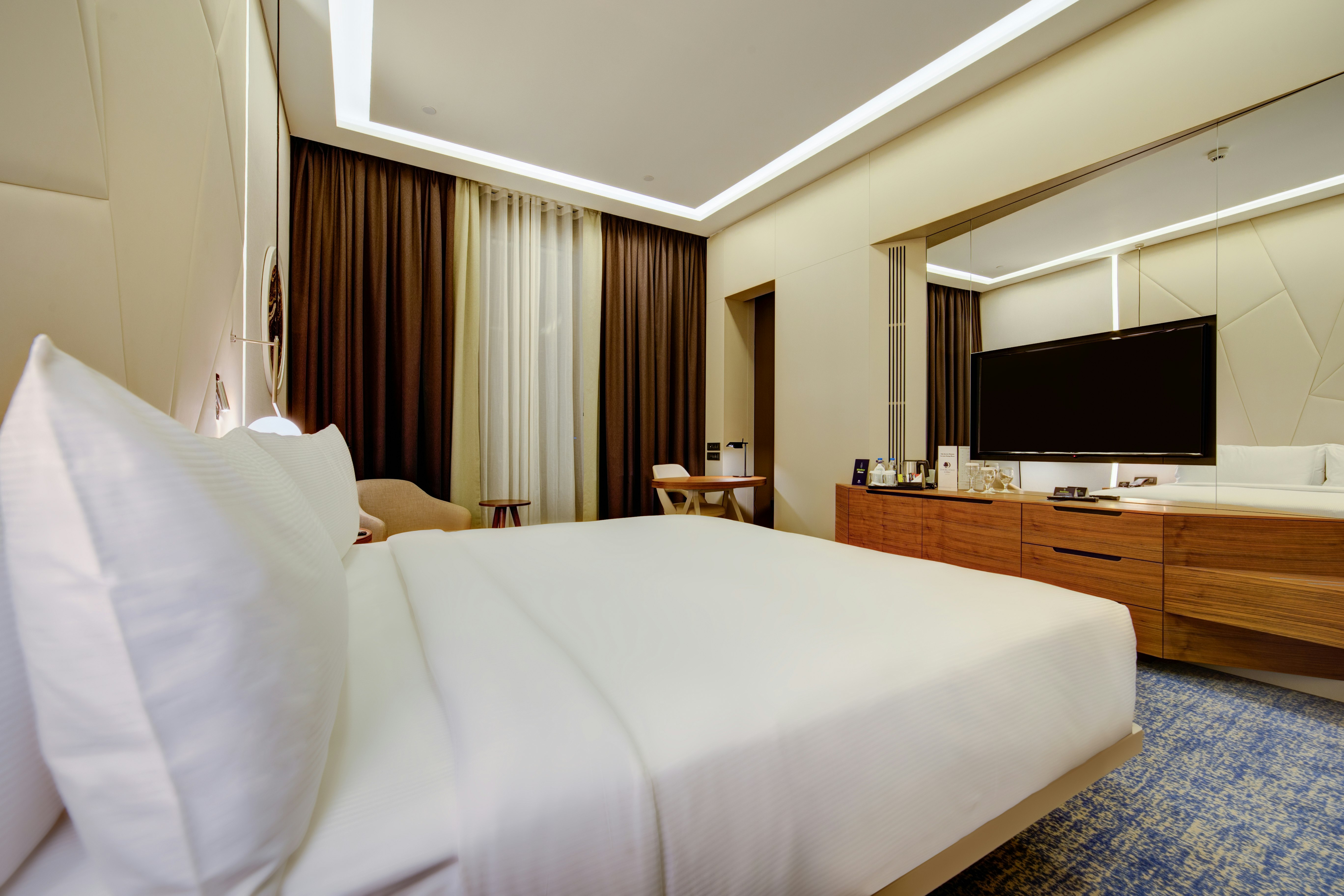 GUEST ROOM, KING BED