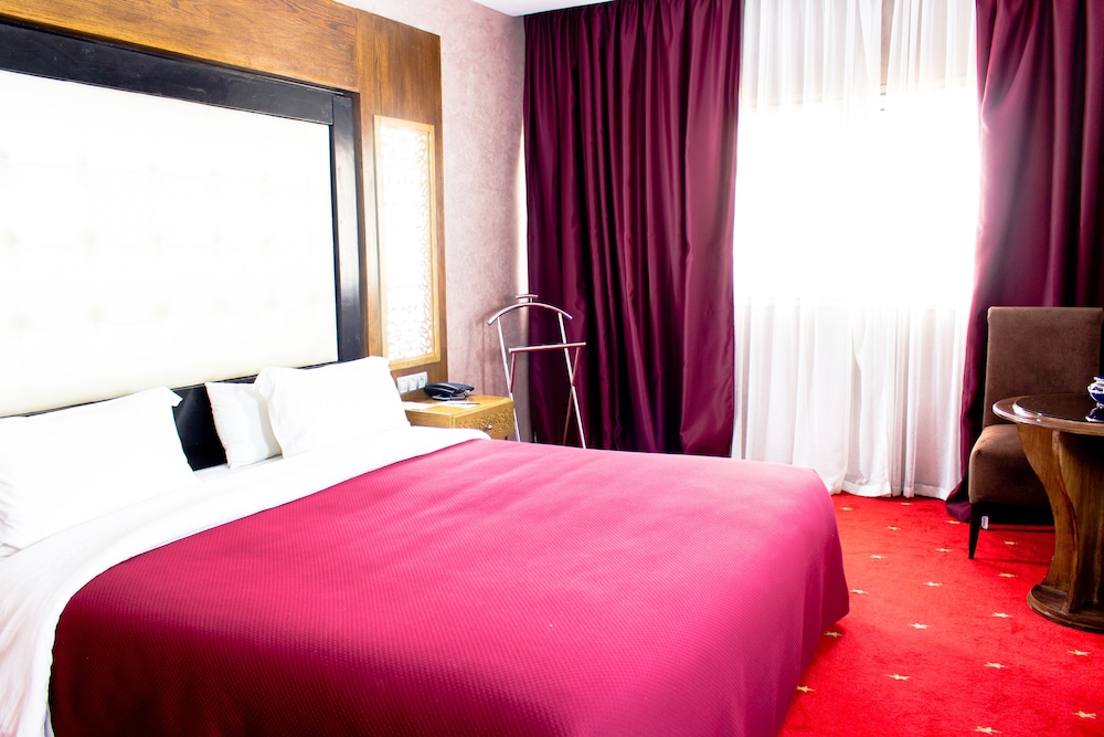 ROOM, SINGLE