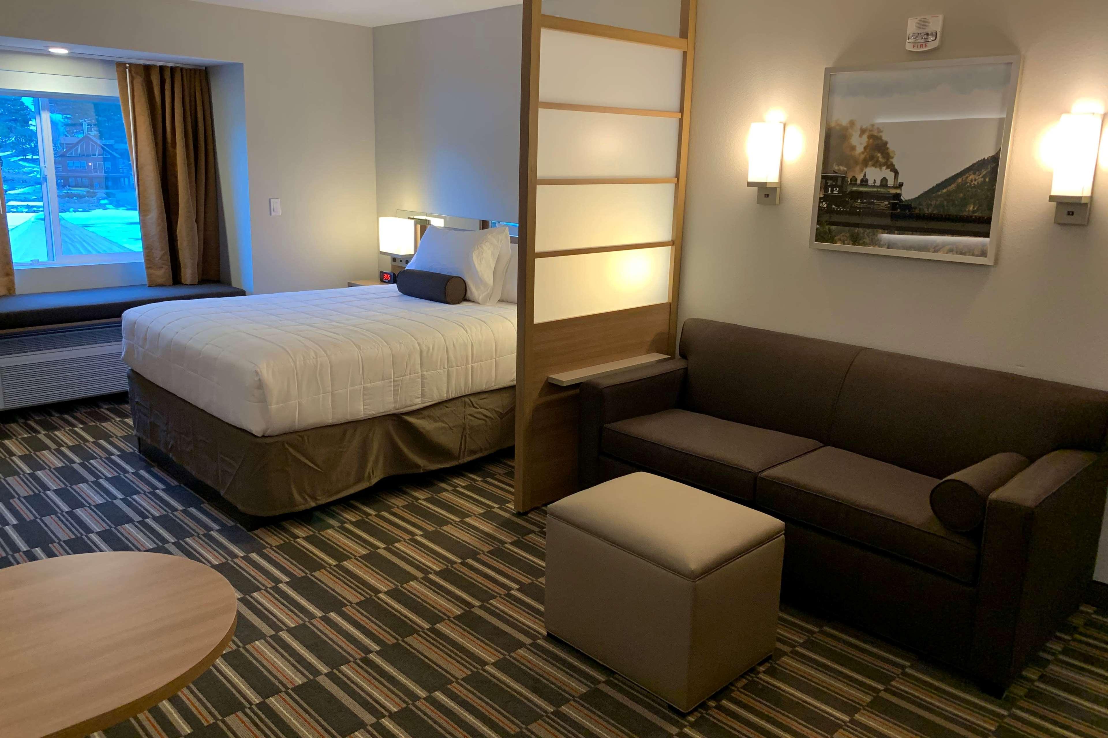 Suite, Lake View
