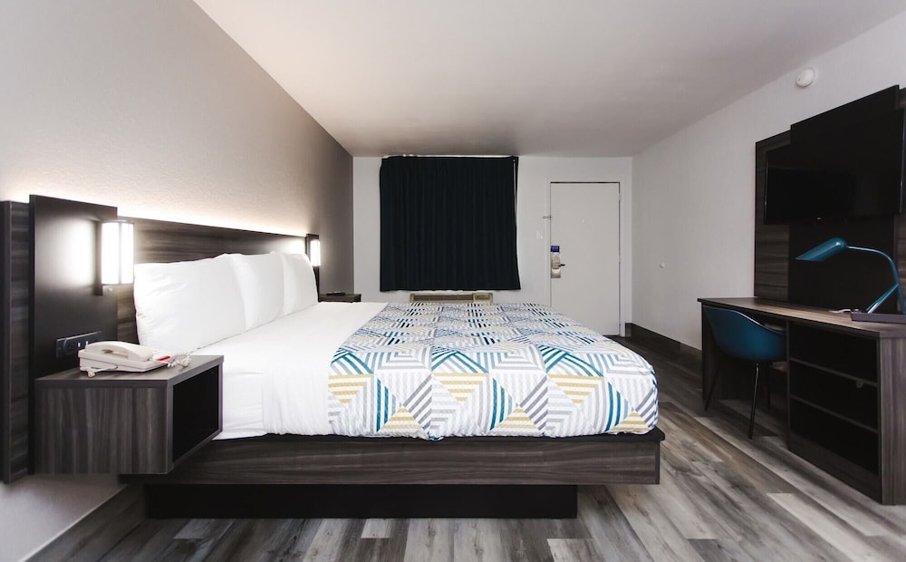 1 King Bed - Mobil Access Tub Nsmk Kitchen