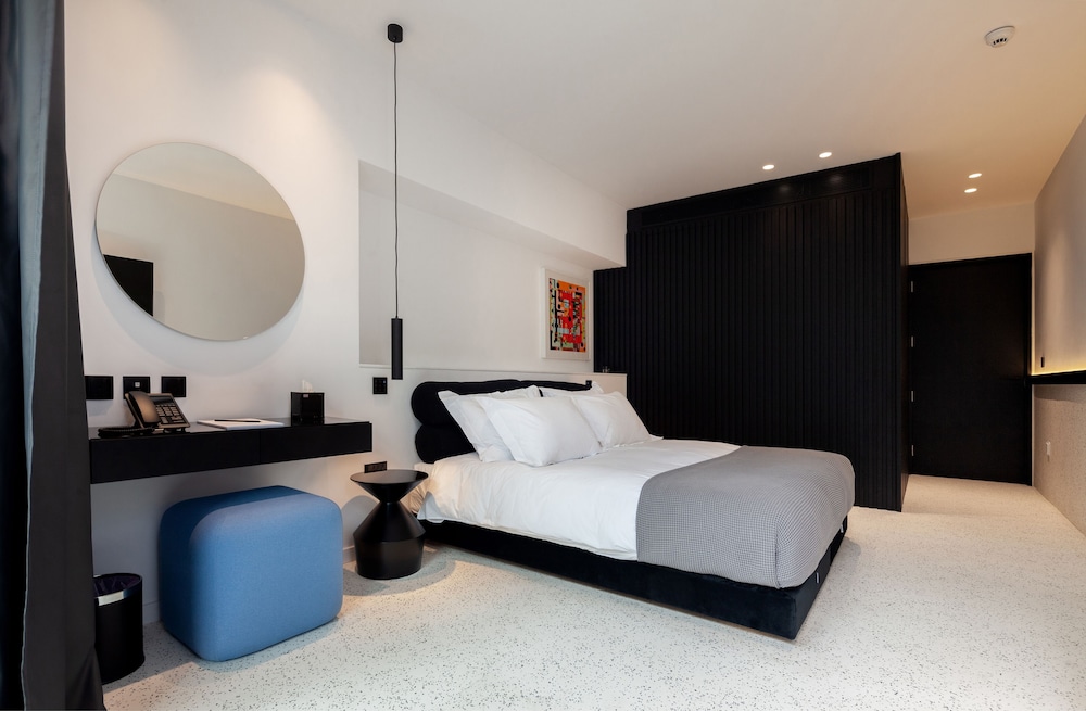 Essential, King Bed