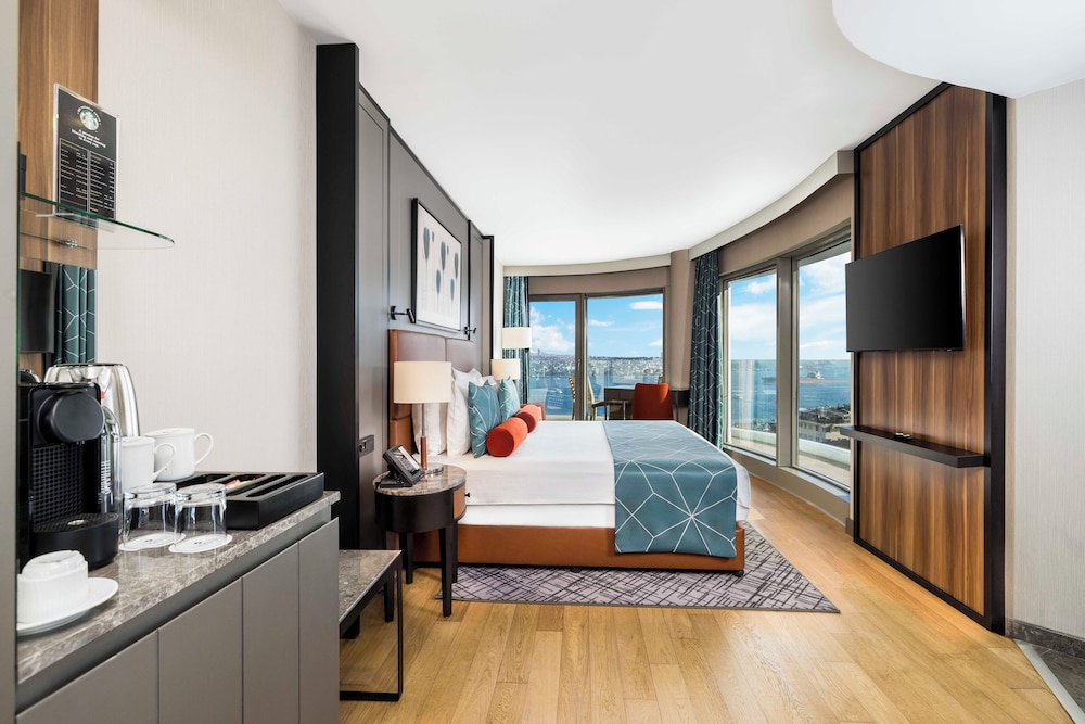 ROOM, KING BED, JETTED TUB