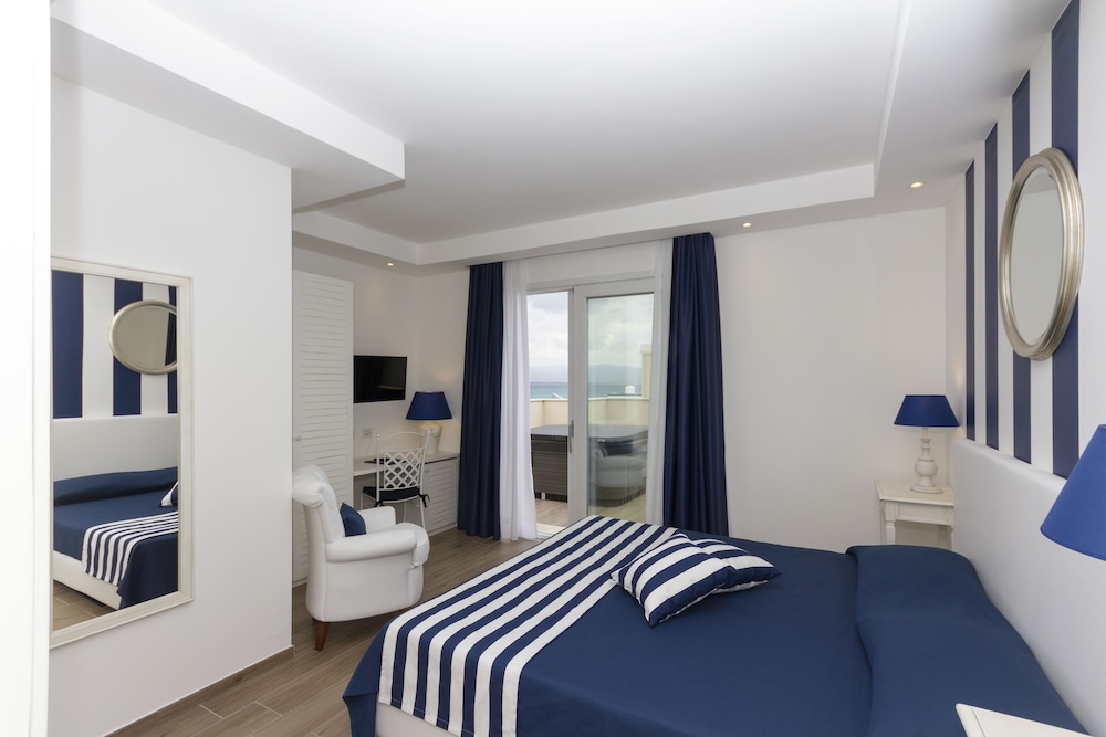 DELUXE, KING BED, HOT TUB