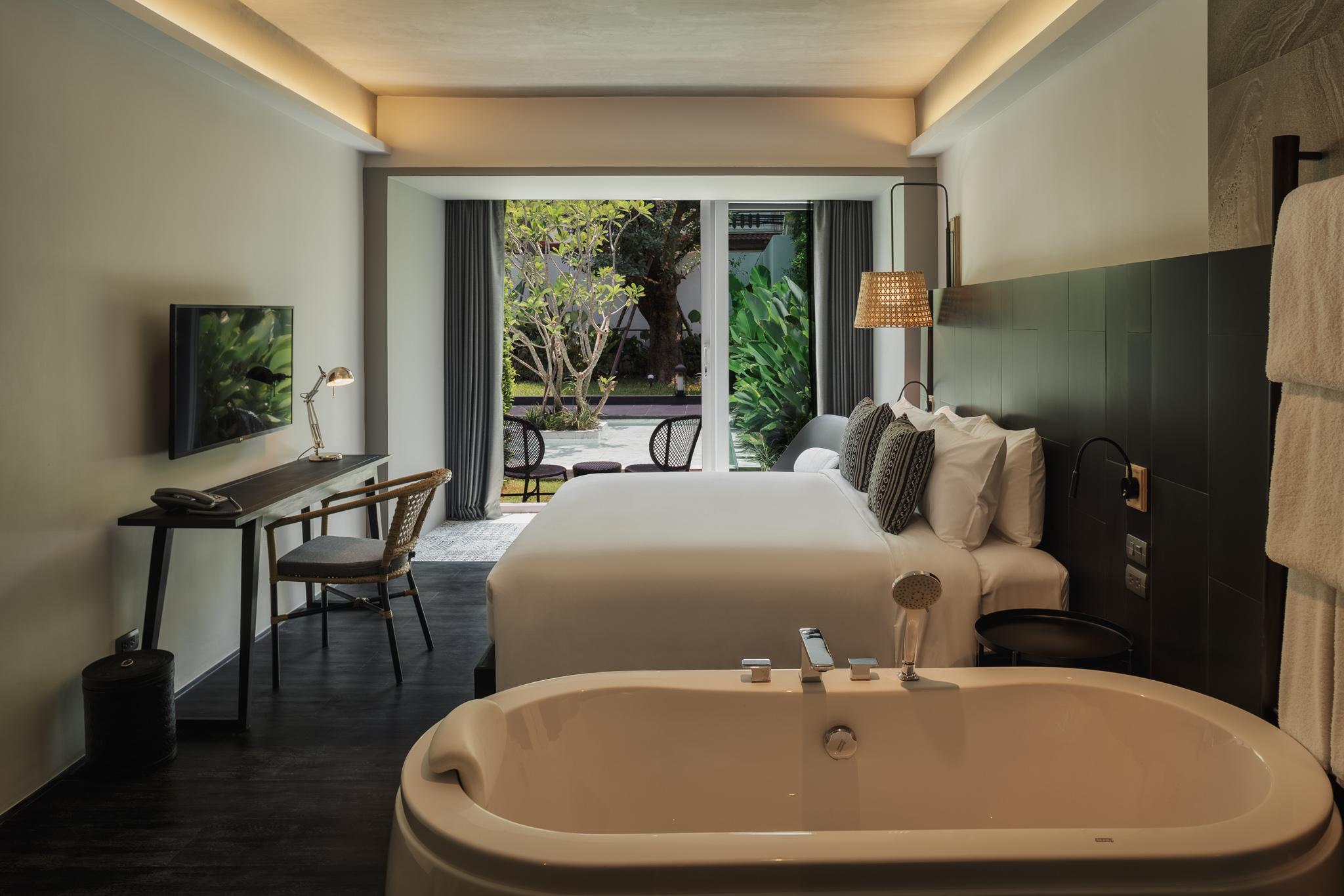 Superior, King Bed, Pool Access