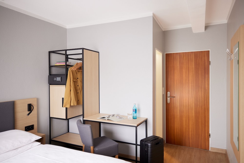Central Hotel 15/54
