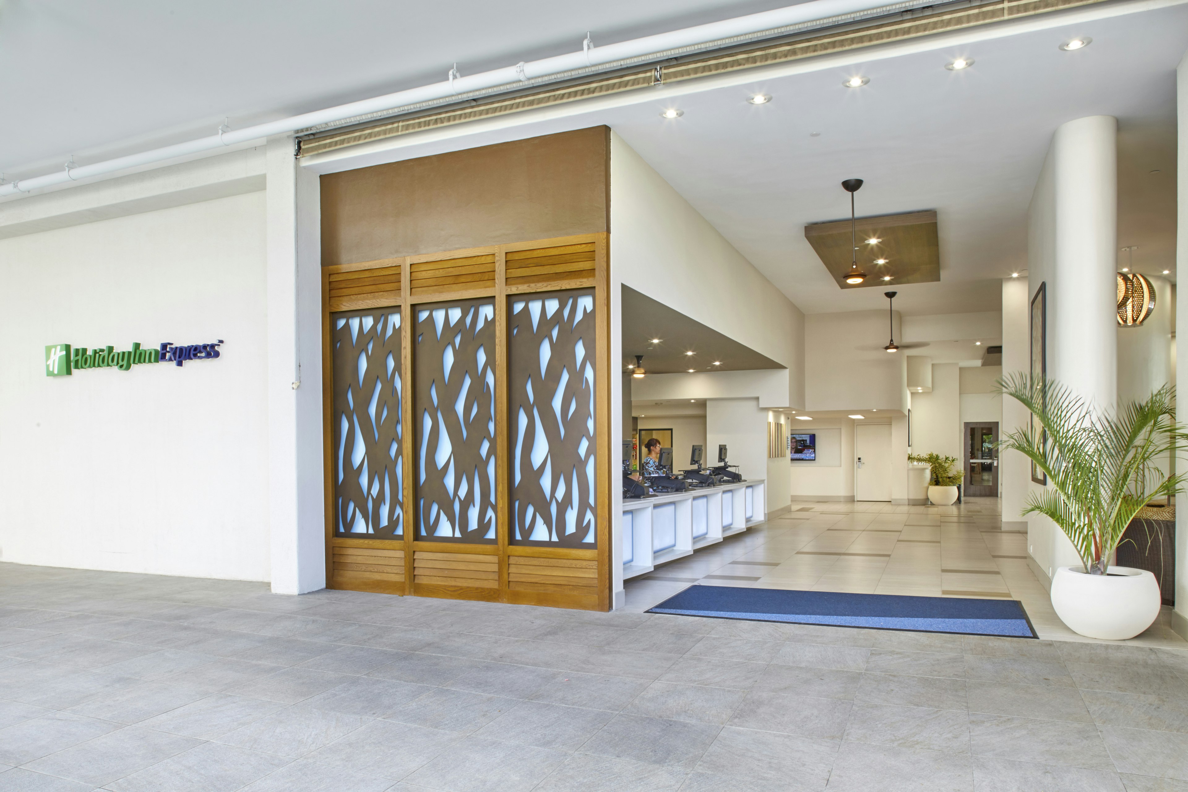 Holiday Inn Express Waikiki 20/77