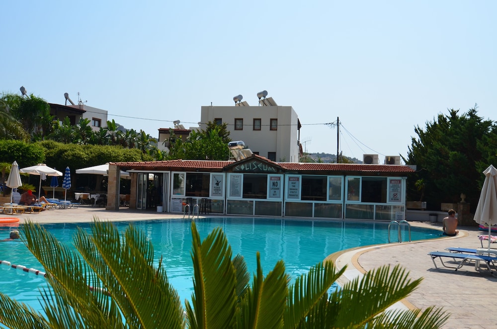 Coliseum Studios And Apartments