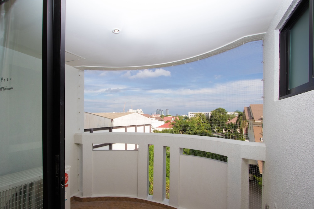 Chateau de Sukhumvit 50/52