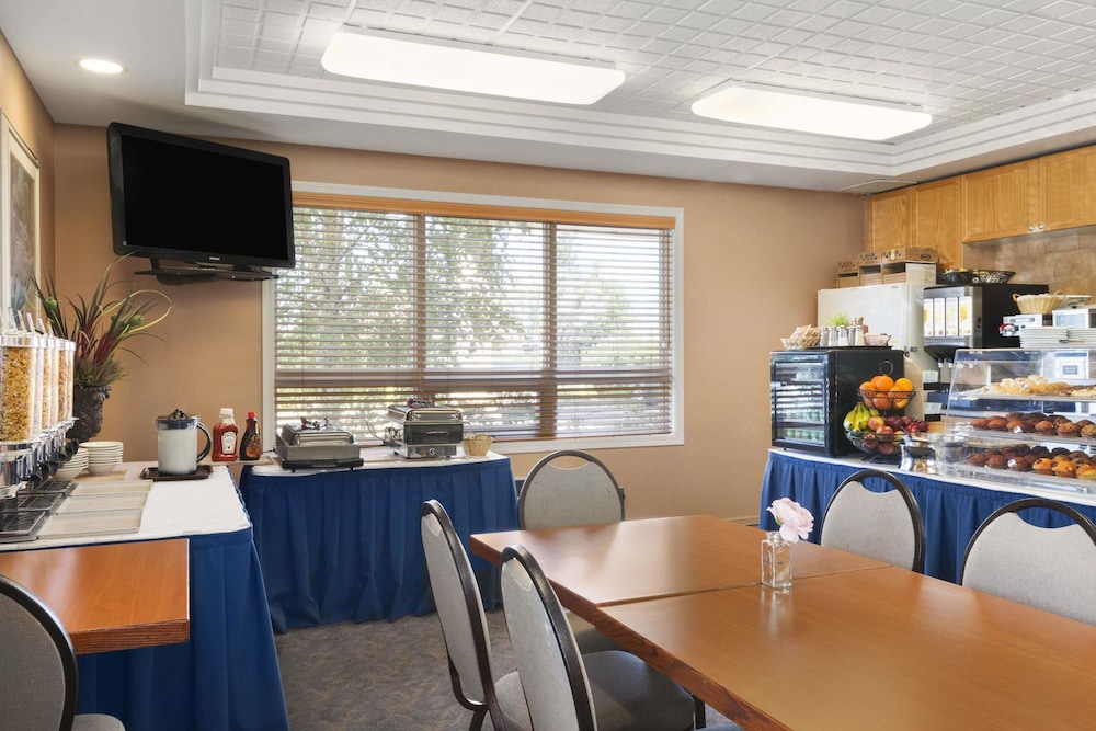 Travelodge By Wyndham Spruce Grove 35/50