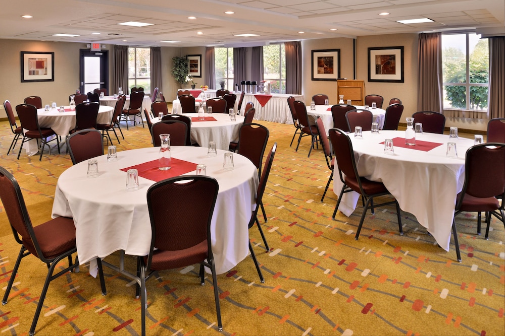 Holiday Inn Express Hotel And Suites Albany 38/52