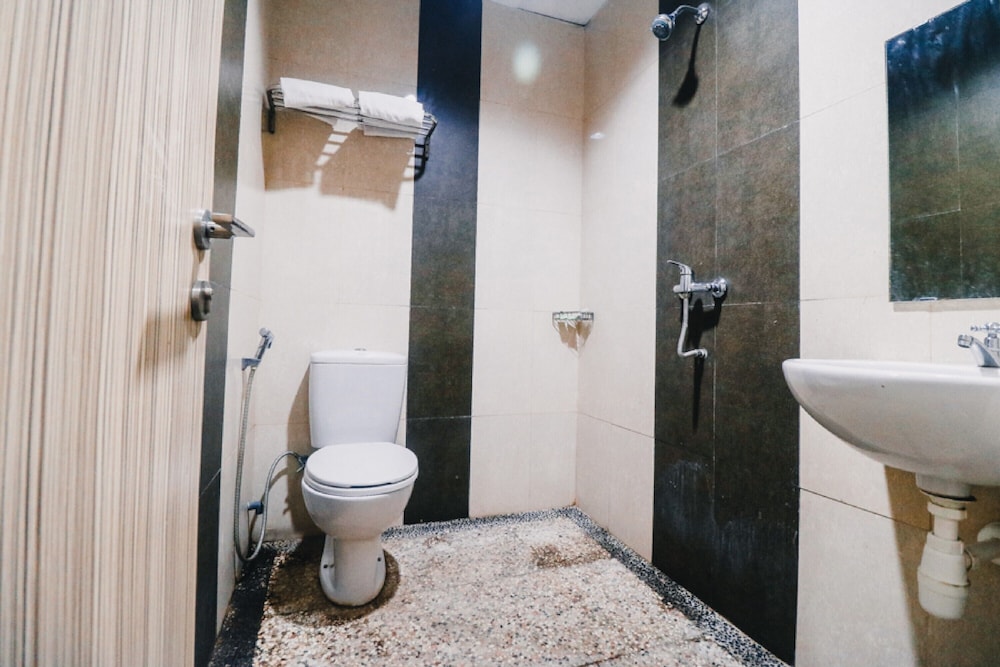 RedDoorz Plus near Sultan Hasanuddin Airport 5/23