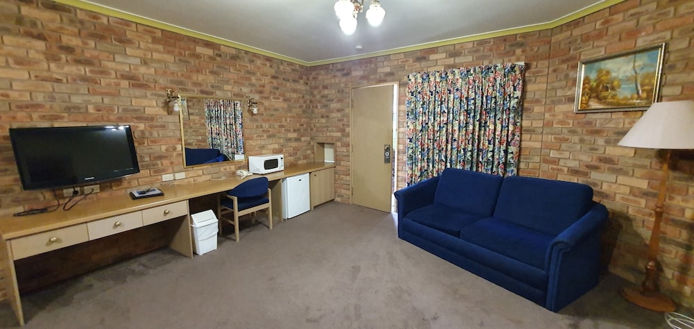 PINES COUNTRY CLUB MOTOR INN 26/31