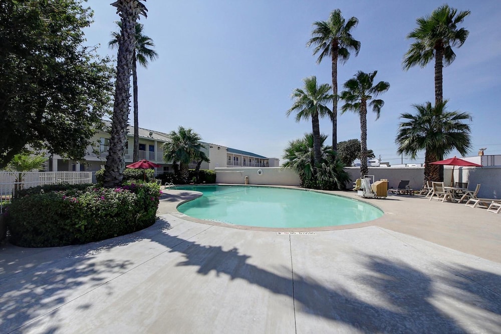 Motel6 Laredo, TX - North I-35 43/55