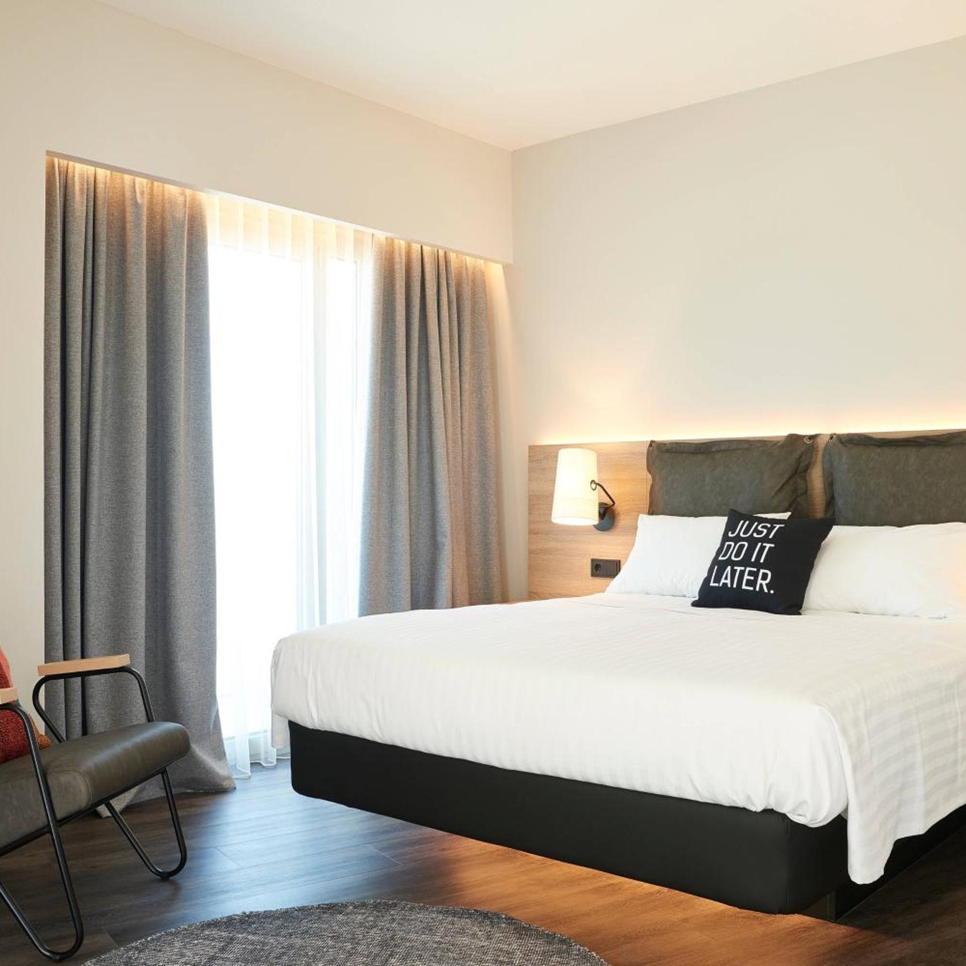Moxy, Guest Room, Queen Bed, Pool View