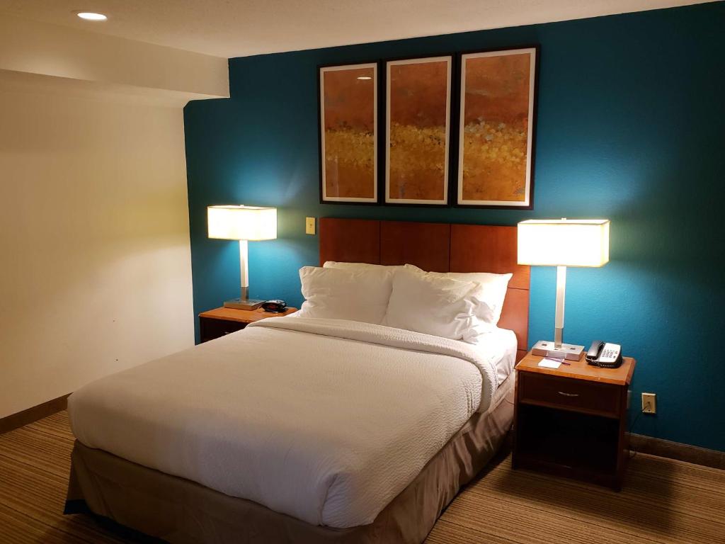 Loft, Suite, 1 King and 2 Queen Beds