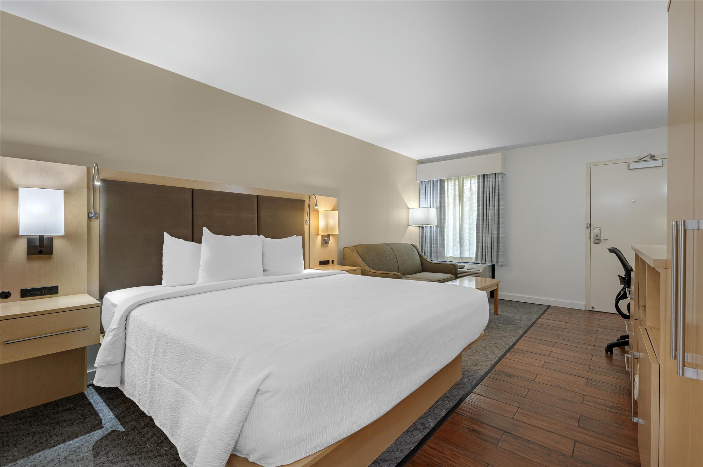 غرفة بسرير كينج بإطلالة على الفناء، Best Western Plus South Coast Inn 2/9