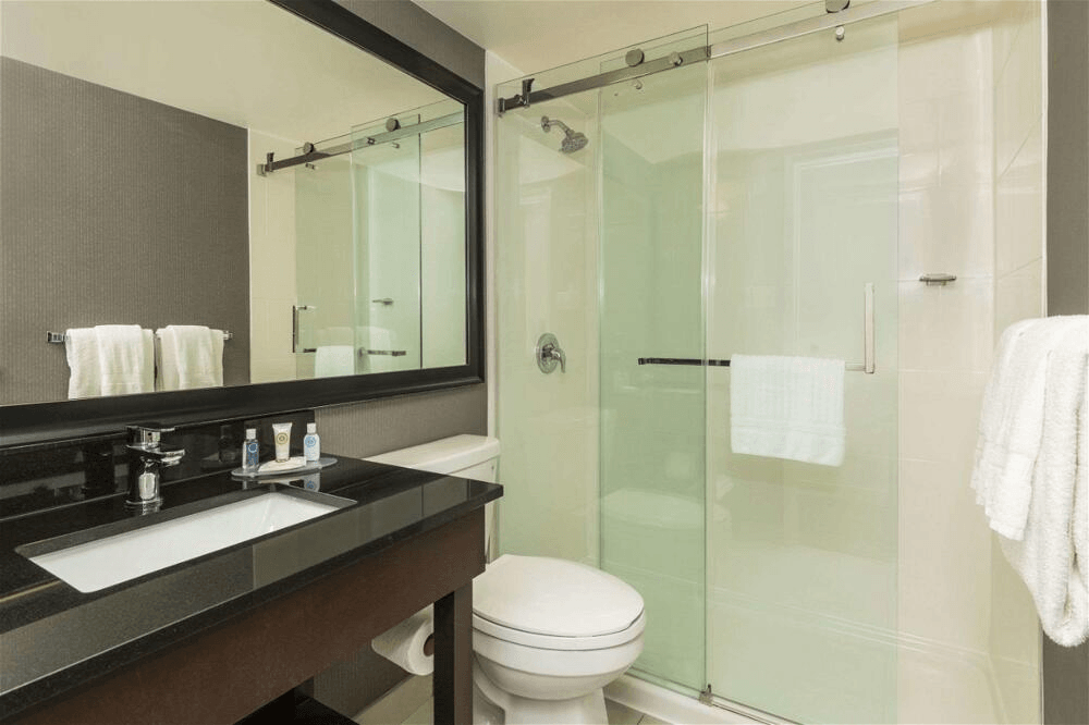 Room, King Bed, Comfort Inn Sault Ste Marie ON 9/10