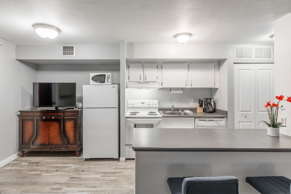 1Bd1Ba w BonusRM Stay Together Suites 9/62